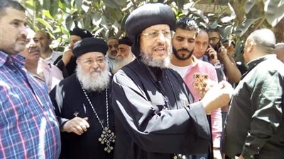 الأنبا مرقس يتفقد آثار حريق كنيسة الملاك بشبرا الخيمة