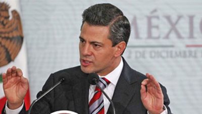 رئيس المكسيك يهنئ لاعبيه بعد التأهل لدور الـ16 من المونديال