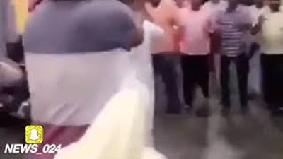 بالفيديو.. رد فعل شاب لحظة حدوث مشاجرة عنيفة بين عدة أشخاص في الكويت