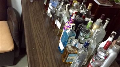 ضبط ٢٩٨ زجاجة خمور مهربة جمركيا