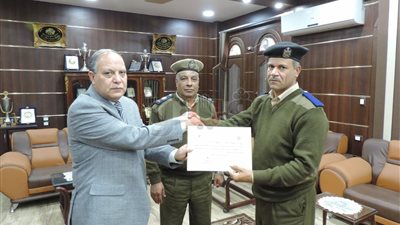 مدير أمن كفر الشيخ يكرم شرطيًا تقديرًا لأمانته