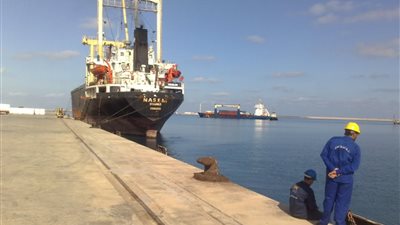 الاشتباكات توقف تحميل النفط في ميناءي السدر ورأس لانوف بليبيا