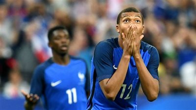 «سيديبيه» يشارك في تدريبات فرنسا استعدادا لأستراليا بالمونديال