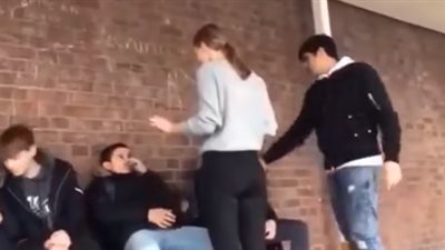 رد فعل شاب خدعته فتاة لصفعه على وجهه (فيديو)