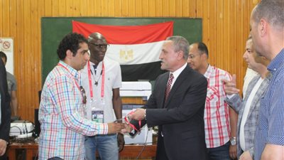 محافظ الإسماعيلية يستخرج أول تصريح باسمه للبطولة الأفريقية (صور)