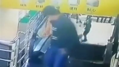 لحظة انهيار سلم كهربائي بعد هبوط رجل (فيديو)