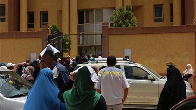 بالصور.. انهيار طالبات الثانوية العامة بـ«أكتوبر» بسبب الإنجليزي