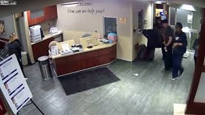 فتاة محجبة تتعرض للاعتداء في مستشفى بالولايات المتحدة (فيديو)