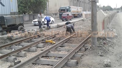 ضبط عاطلين بتهمة الحفر وخلع قضبان الترام القديم
