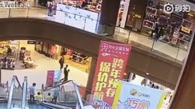 لحظة إلقاء رجل لطفلة من الطابق الثالث في مول تجاري بالصين (فيديو)