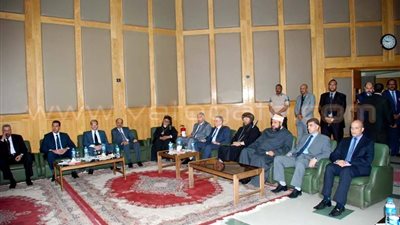 بالصور.. أسقف أبنوب وأسيوط الجديدة يقدم واجب التعازى في النائب العام