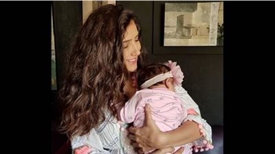 مي عمر بصحبة مولودتها تكشف سبب غيابها عن السباق الرمضاني (صور)