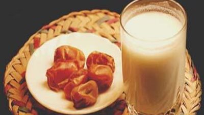تناول مشروب الحليب والتمر يحمي من الإصابة بـ4 أمراض خطيرة