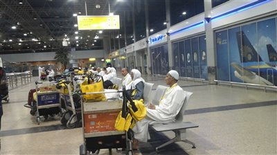 المعتمرون يتوافدون على مطار القاهرة استعدادا للسفر للسعودية