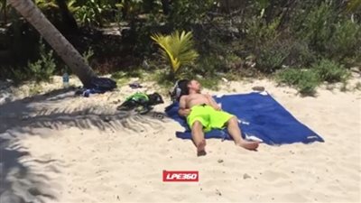 بالفيديو.. رد فعل غير متوقع لشاب عثر على ثعبان بجانبه