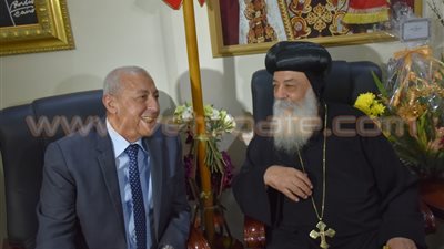 بالفيديو والصور.. جولة محافظ أسوان لتهنئة الأقباط بالكنائس