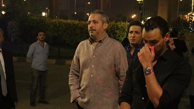 دلال عبد العزيز وزينة وتامر أمين في عزاء والدة تامر عبد المنعم