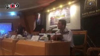 بالفيديو.. مواطن بورسعيدي ينشد «في حب الوطن» بجامعة حلوان