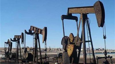 أسعار النفط تغلق متباينة مع صعود الدولار وترقب اجتماع أوبك