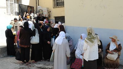 زحام شديد على الجمعيات التموينية بالإسماعيلية لنقص المقررات