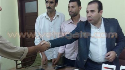 بالصور.. نائب بالقليوبية يبدأ توزيع جرعات «سوفالدي» مجانا