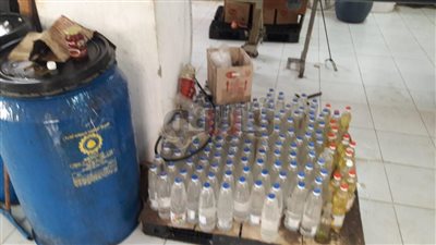 التحفظ على 8 أطنان زيوت وخل وحمض ليمون فاسدة في مصنع بأكتوبر (صور)