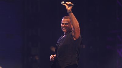 ٣١ ألف و٥٠٠ جنيه تكلفة ملابس عمرو دياب في حفل بورتو مارينا