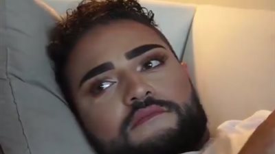 بالفيديو.. رد فعل رجل وضعت له زوجته مكياجا أثناء نومه