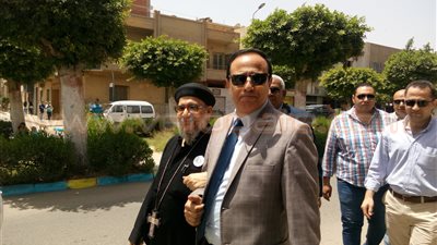 بالصور.. محافظ الإسماعيلية ومدير الأمن يقدمان التهنئة للأقباط