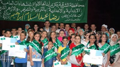 بالصور.. محافظ الشرقية يُكرم 108 طلاب من الشهادات الابتدائية والإعدادية