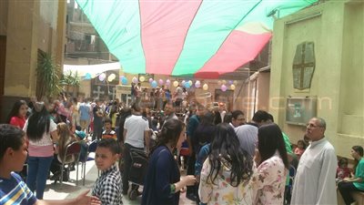 بالصور.. كنائس القليوبية تتزين بالبالونات في عيد القيامة