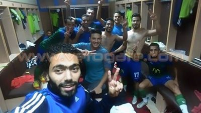 بالصور.. لاعبو المقاصة يلتقطون «سيلفي» احتفالا بالفوز على الزمالك