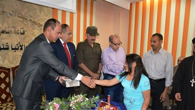 محافظ سوهاج يوزع الحلوى على الأطفال الأقباط في عيد القيامة