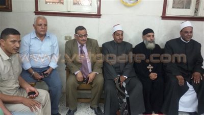 بالصور.. المخرج خالد يوسف يحتفل مع أقباط كفر شكر بعيد القيامة