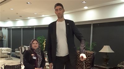 أطول رجل في العالم يغادر القاهرة عائدا إلى بلاده
