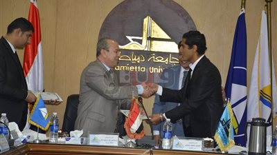 محافظ دمياط يوقع بروتوكول تعاون مع الجامعة لتجميل الأحياء (صور)