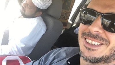 بالصورة.. مصطفى شعبان يودي مناسك العمرة