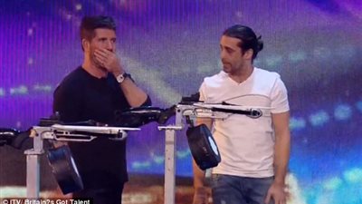 بالفيديو والصور.. شاب يعرض حياته للخطر في برنامج مسابقات