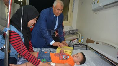 محافظ الوادي الجديد يهدي «الكعك» للأطفال المرضى بمستشفى الخارجة (صور)