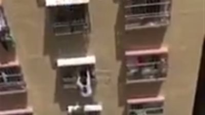 لحظة سقوط امرأة من نافذة تتدلى منها (فيديو)