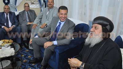 بالفيديو.. محافظ أسيوط يزور الكنائس لتهنئة الأقباط بعيد القيامة