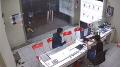 شاب يفقد يده في هجوم من شخص ملثم (فيديو)