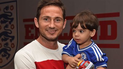 لامبارد يحقق حلم طفل برازيلي ويهديه قميص إنجلترا