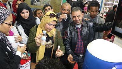 إقبال كبير على «ماء زمزم» بالجناح السعودي في معرض الكتاب
