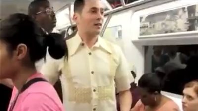 شاب يعرض نفسه للزواج بطريقة علنية في المترو (فيديو)