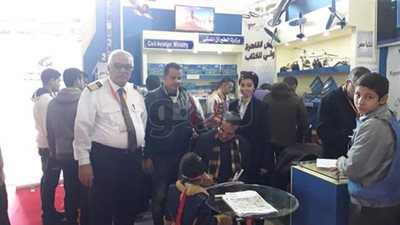 المصرية للمطارات توزع هدايا على زوار معرض الكتاب