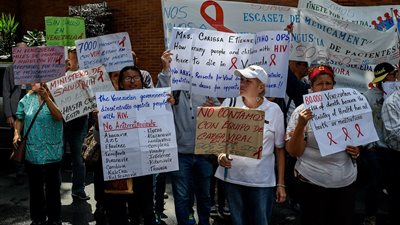 مصابو الإيدز يتظاهرون في فنزويلا احتجاجا على نقص الأدوية (صور)
