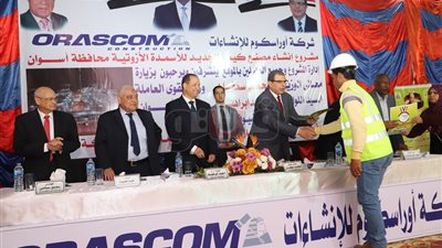 وزير القوى العاملة يسلم 2068 عاملا غير منتظم وثيقة «أمان»