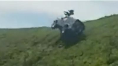 انقلاب سيارة من أعلى تل وطيران ركابها (فيديو)