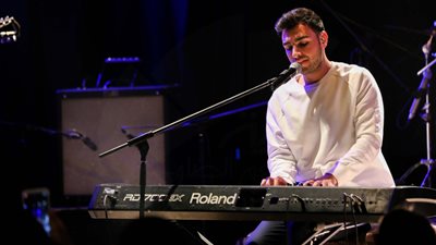 «أدونيس» يتألق في أولى حفلاته الغنائية بساقية الصاوي (صور)